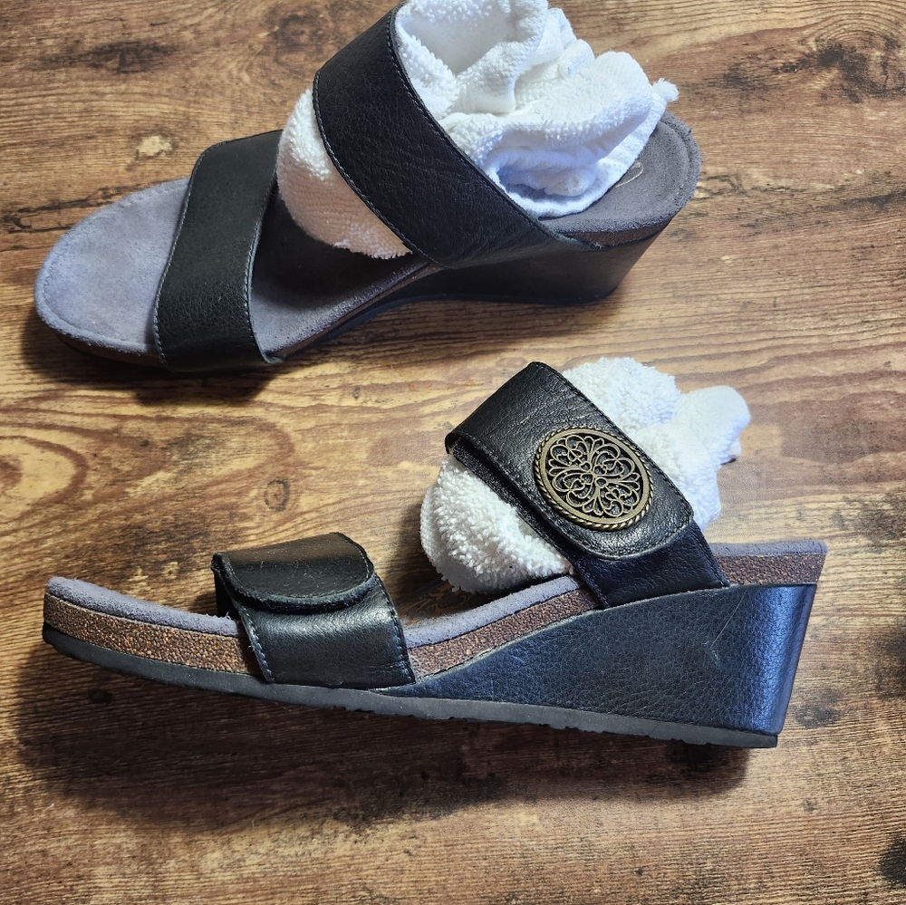 AETREX Black Wedge Sandals with Decorative Emblem